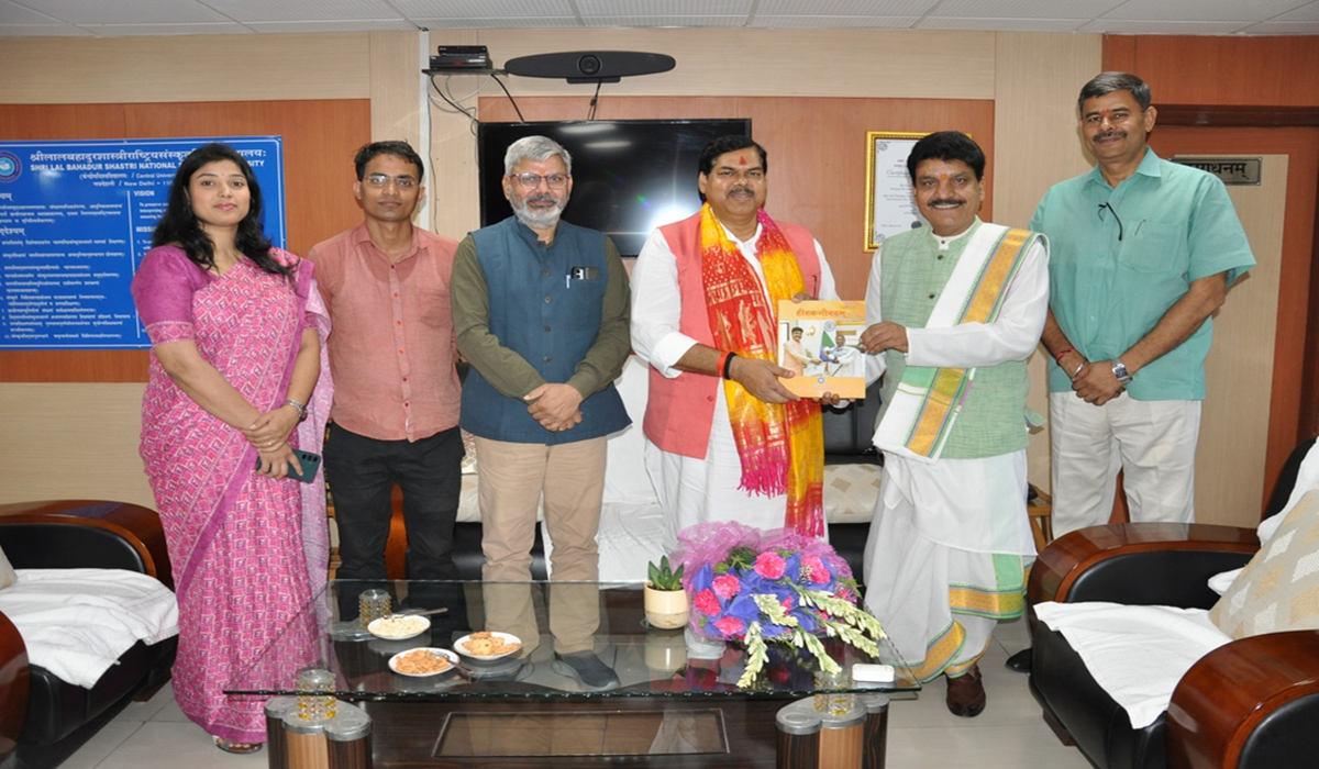 संस्कृत विकास पर शिक्षा मंत्री मिथिलेश तिवारी और कुलपति मुरलीमनोहर पाठक की अहम बैठक